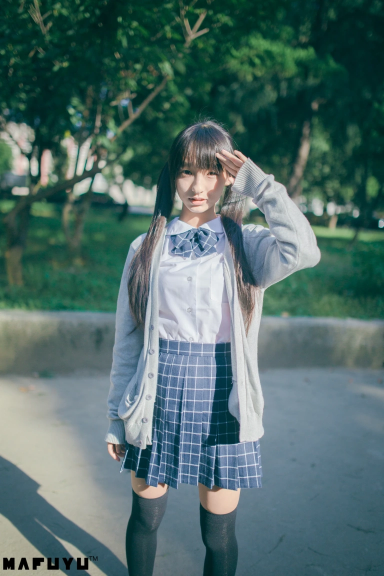 神楽坂真冬《JK系列》写真图集 126P｜在线预览与图包下载
