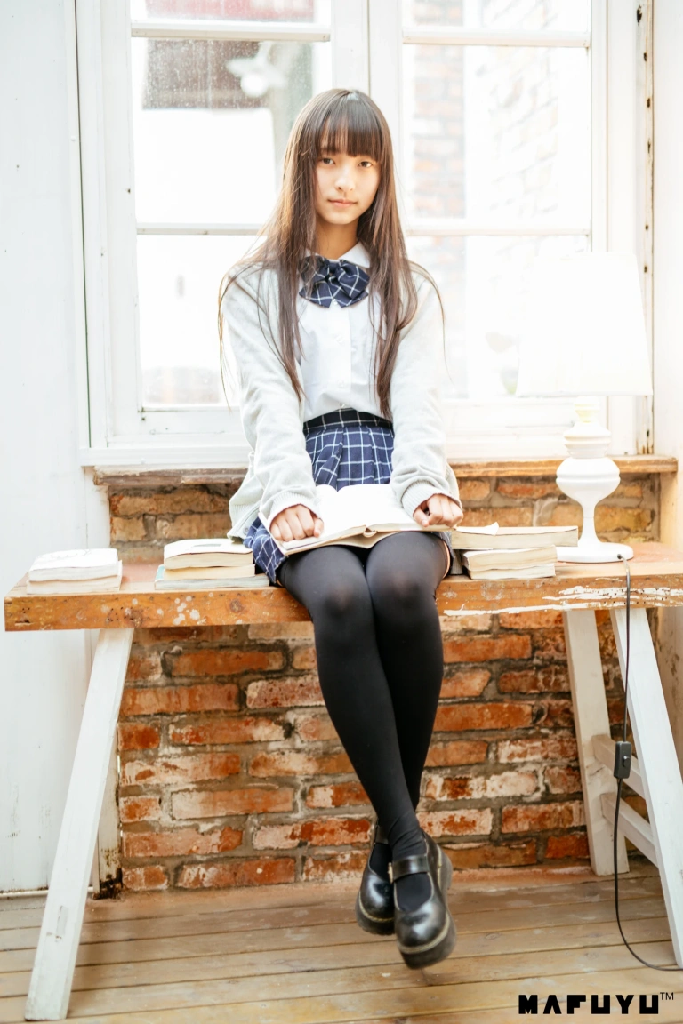 神楽坂真冬《JK系列》写真图集 126P｜在线预览与图包下载