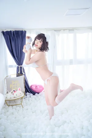 皮皮奶《白猫》写真图集 50P｜在线预览与图包下载