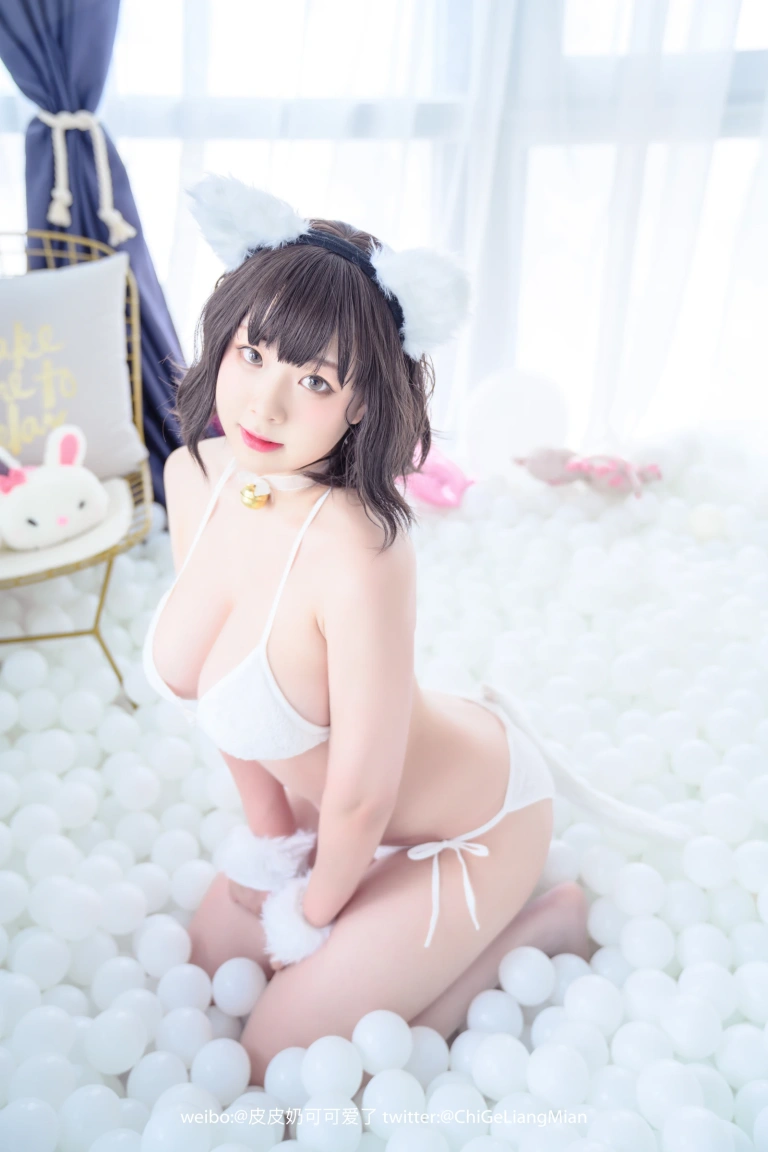 皮皮奶《白猫》写真图集 50P｜在线预览与图包下载