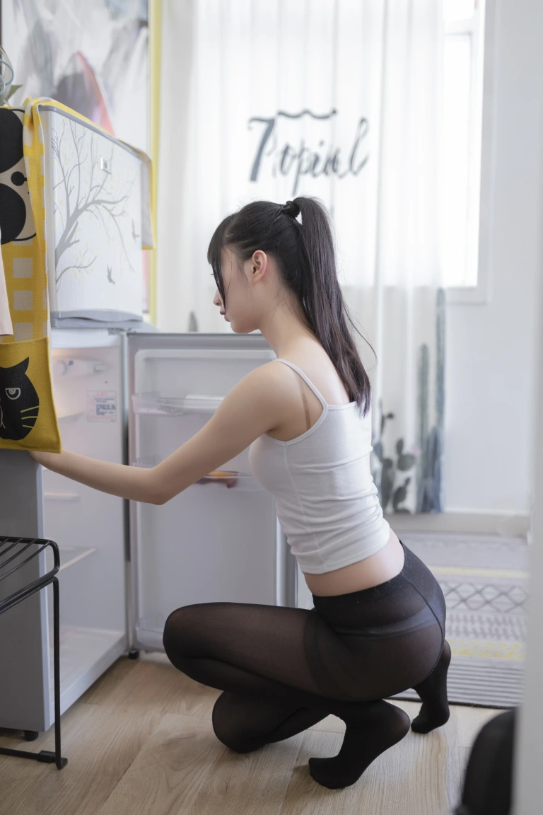 木棉棉《背心黑丝居家写真》写真图集 40P｜在线预览与图包下载