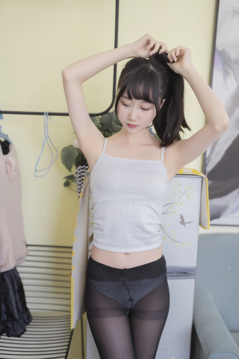 木棉棉《背心黑丝居家写真》写真图集 40P｜在线预览与图包下载