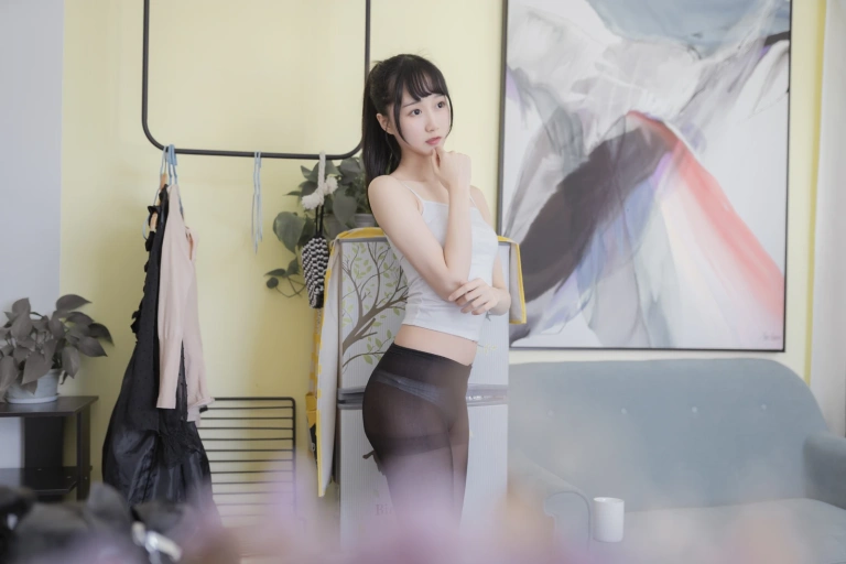 木棉棉《背心黑丝居家写真》写真图集 40P｜在线预览与图包下载