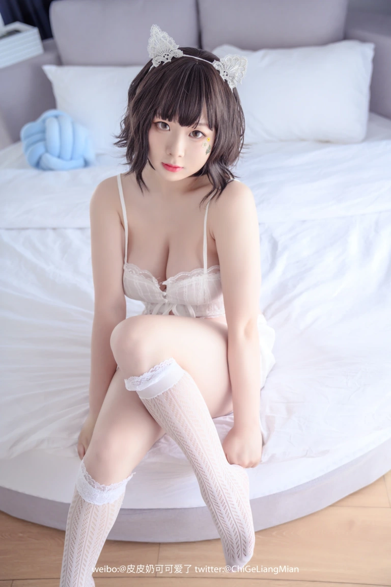 皮皮奶《白睡衣》写真图集 57P｜在线预览与图包下载