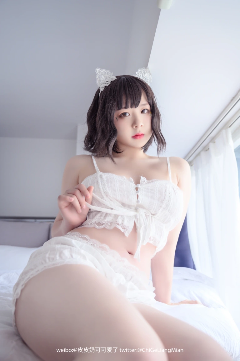 皮皮奶《白睡衣》写真图集 57P｜在线预览与图包下载