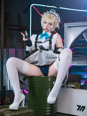 小和甜酒《蔚蓝档案 飞鸟马时女仆》写真图集 31P｜在线预览与图包下载