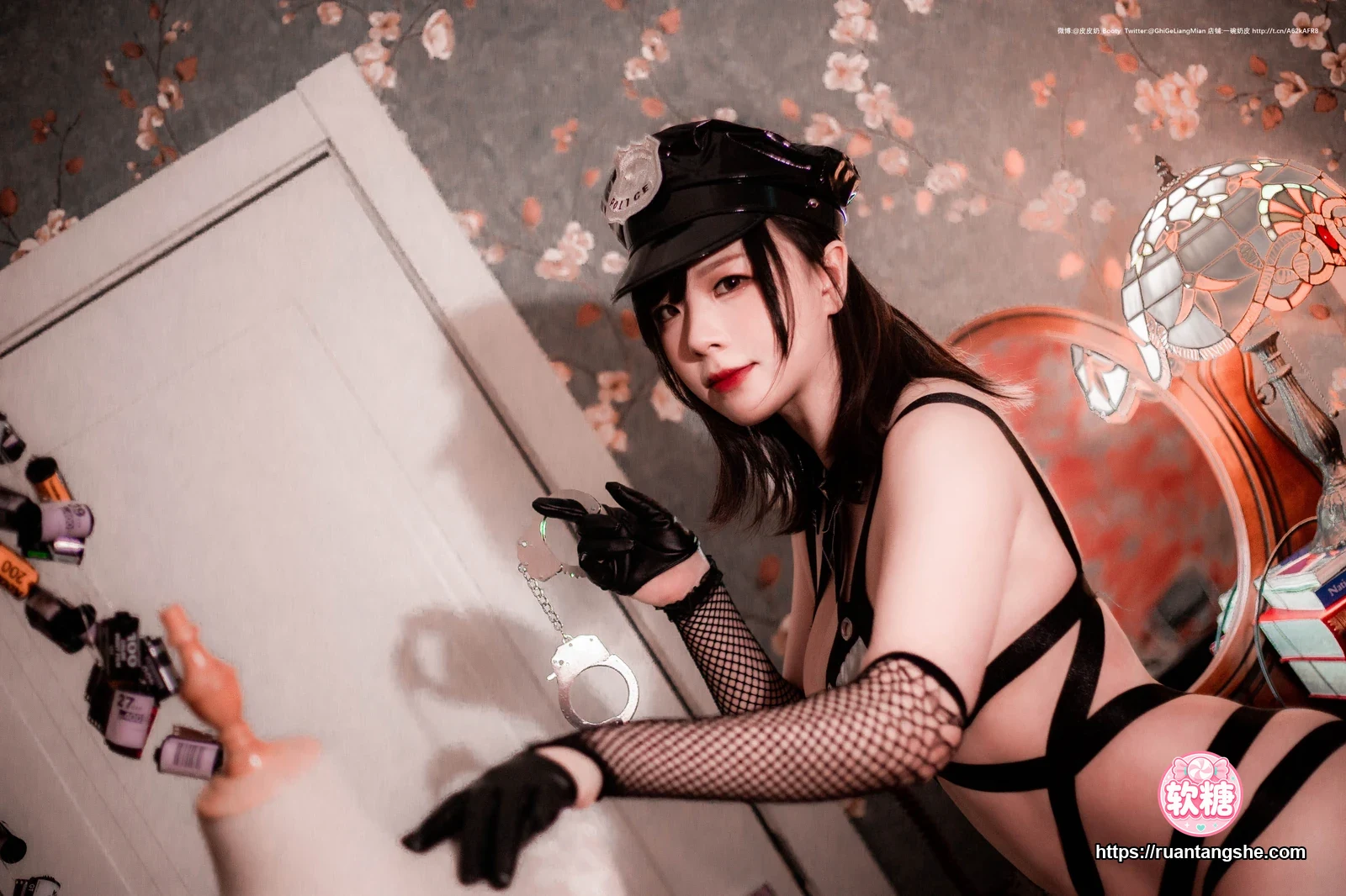皮皮奶 皮皮奶 NO.024 - 银色女警