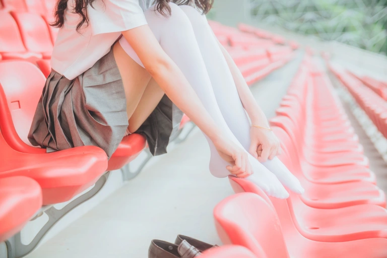 木棉棉《灰色JK制服》写真图集 38P｜在线预览与图包下载