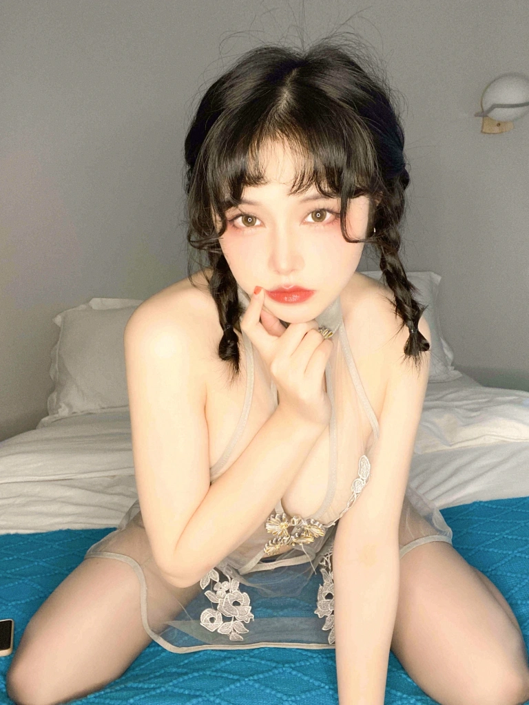 七月喵子《透明灰撕袜》写真图集 45P｜在线预览与图包下载
