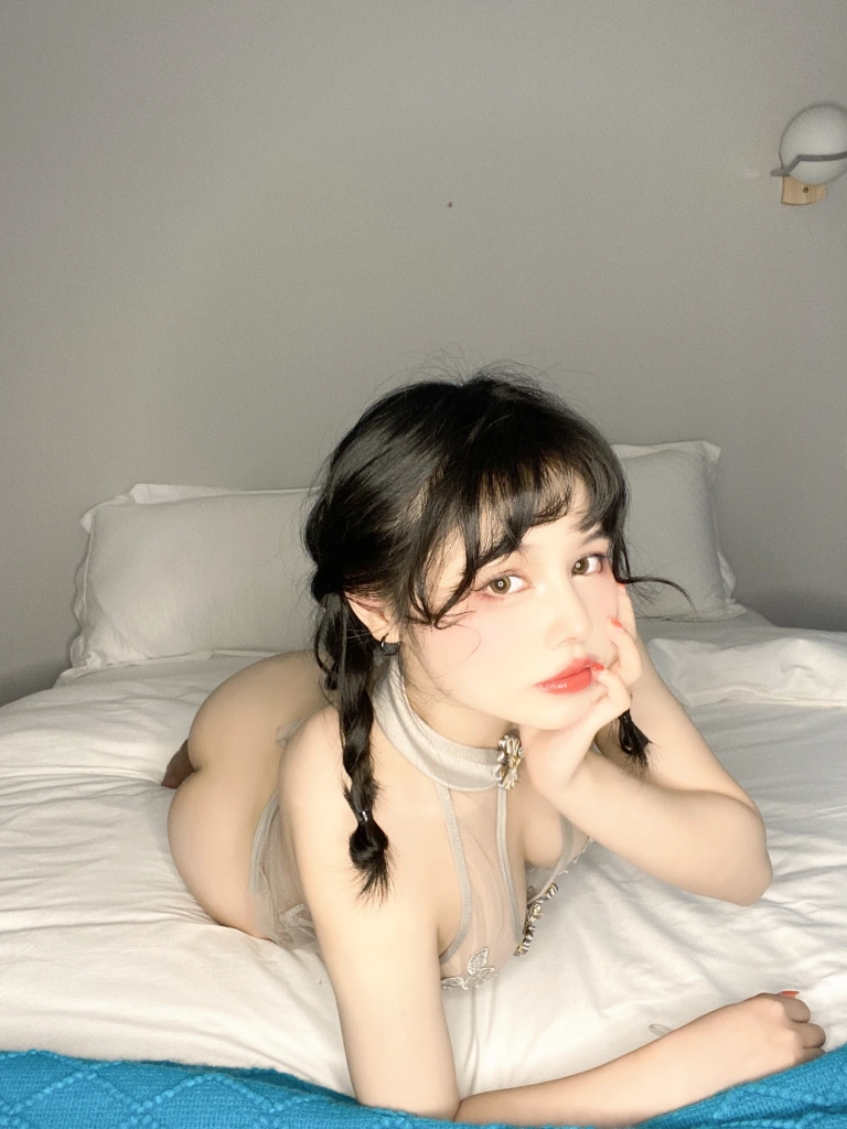 七月喵子《透明灰撕袜》写真图集 45P｜在线预览与图包下载