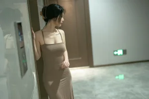 桃良阿宅《吊带裙（公共厕所）》写真图集 75P｜在线预览与图包下载