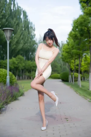 小女巫露娜《户外小米裙》写真图集 79P｜在线预览与图包下载