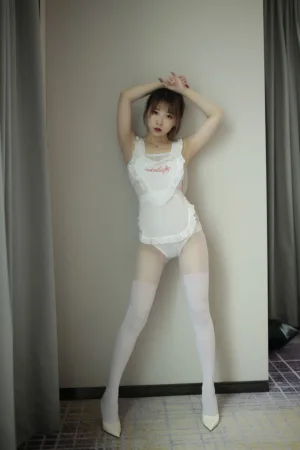 小女巫露娜《白色女仆》写真图集 29P｜在线预览与图包下载