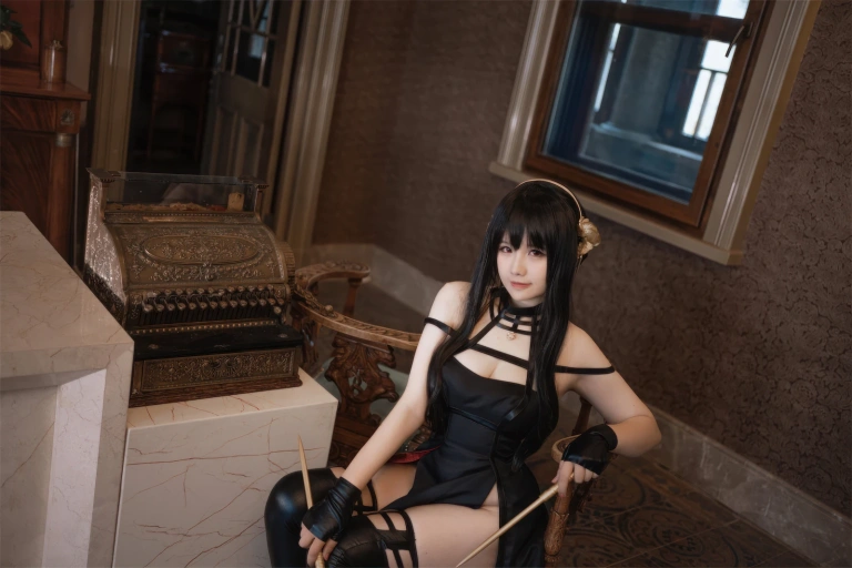 阿半今天很开心《约尔礼服+同人内衣》写真图集 53P｜在线预览与图包下载