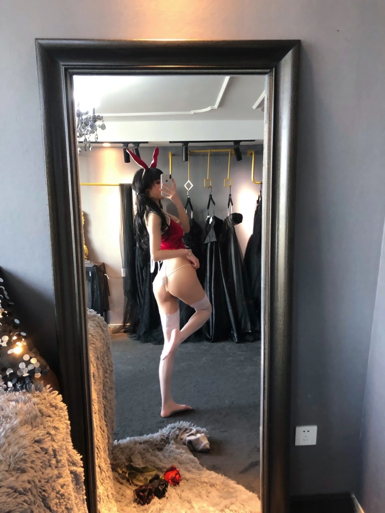 阿包也是兔娘《红色兔兔》写真图集 11P｜在线预览与图包下载