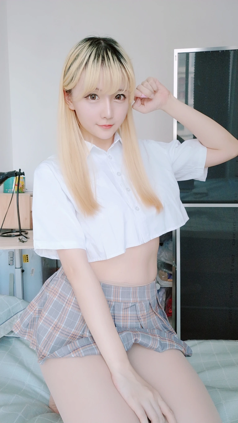 星之迟迟《定制 6-25 短制服裙》写真图集 66P+1V｜在线预览与图包下载