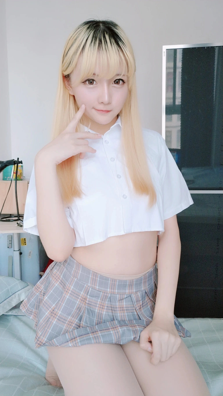 星之迟迟《定制 6-25 短制服裙》写真图集 66P+1V｜在线预览与图包下载
