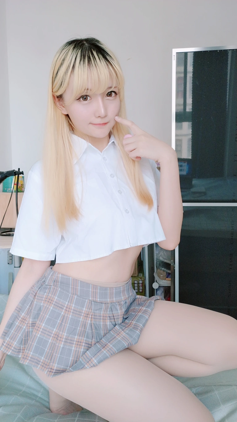 星之迟迟《定制 6-25 短制服裙》写真图集 66P+1V｜在线预览与图包下载