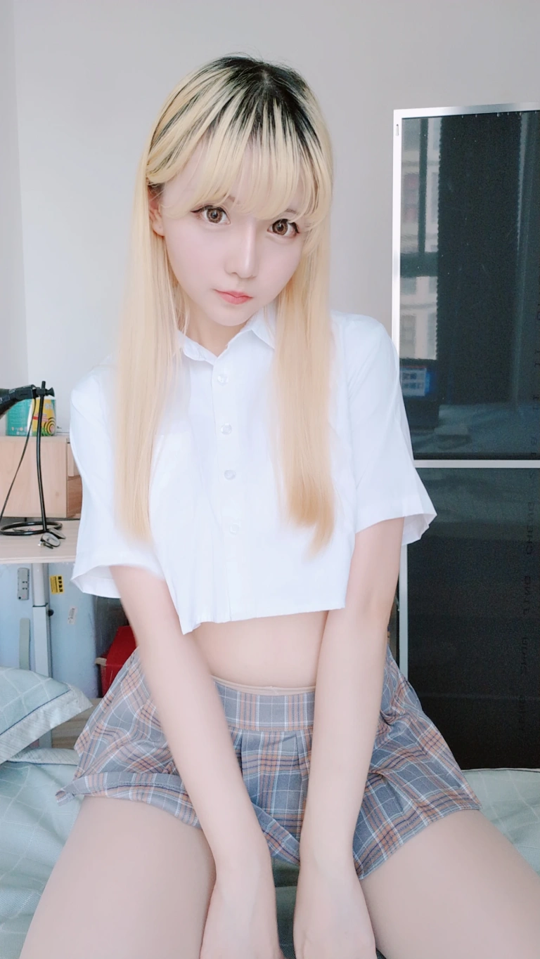 星之迟迟《定制 6-25 短制服裙》写真图集 66P+1V｜在线预览与图包下载