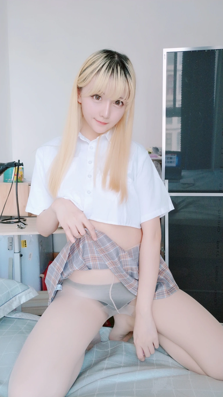 星之迟迟《定制 6-25 短制服裙》写真图集 66P+1V｜在线预览与图包下载