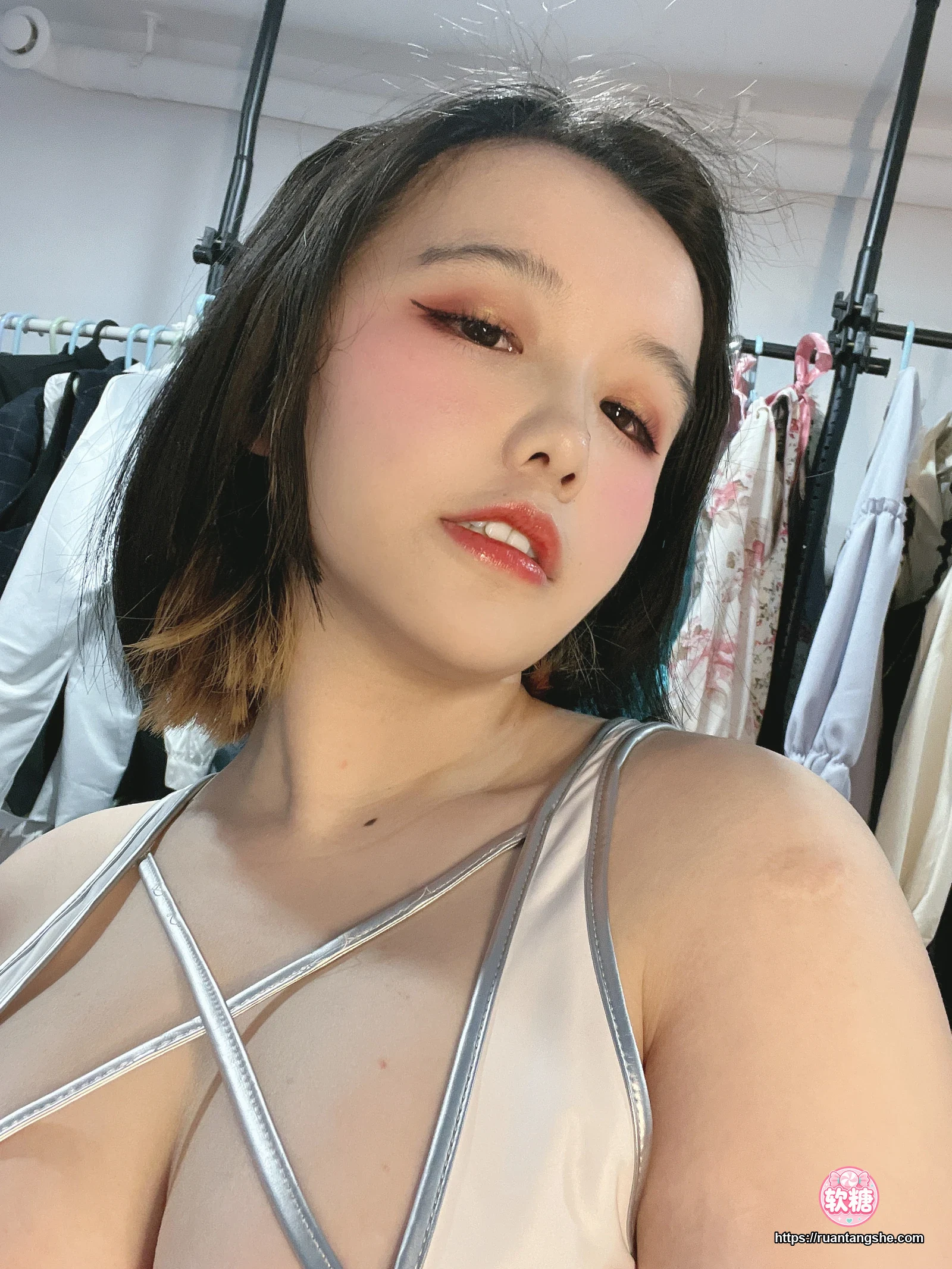 阿半今天很开心 阿半今天很开心 NO.032 - 银色泳装