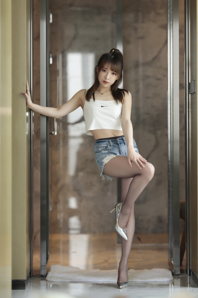 小女巫露娜《牛仔小裤裤》写真图集 84P｜在线预览与图包下载