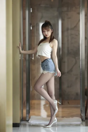 小女巫露娜《牛仔小裤裤》写真图集 84P｜在线预览与图包下载