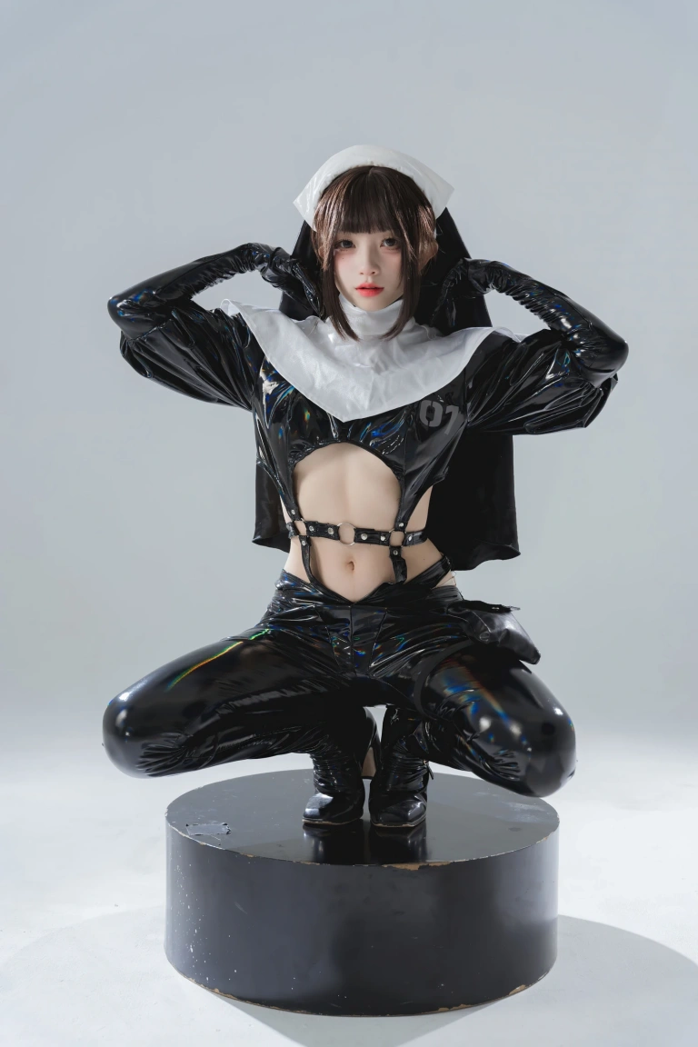 花铃《漆皮修女》写真图集 38P｜在线预览与图包下载