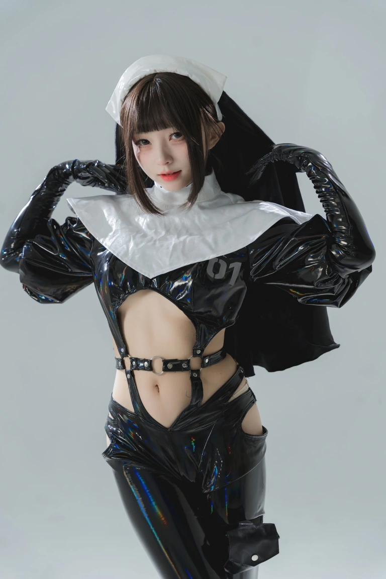 花铃《漆皮修女》写真图集 38P｜在线预览与图包下载