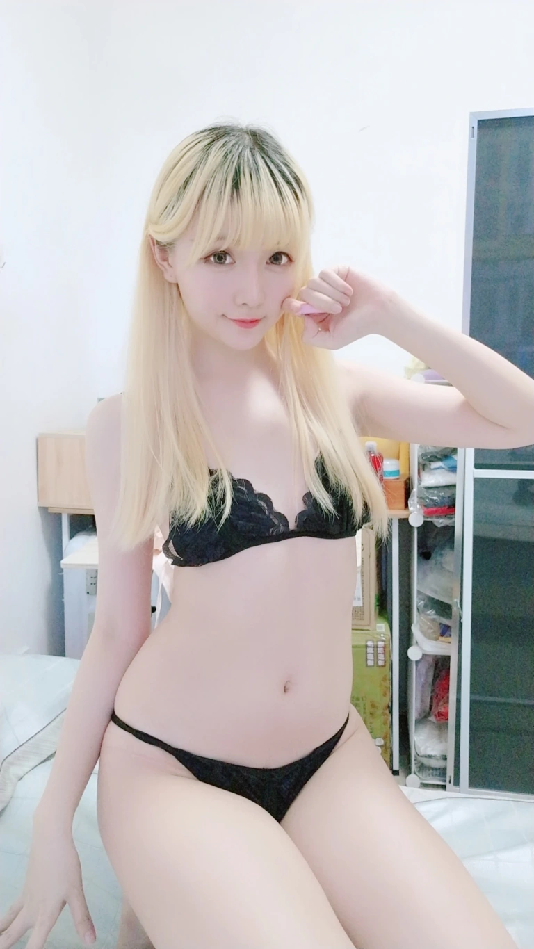 星之迟迟《定制 6-28 黑制服》写真图集 68P+3V｜在线预览与图包下载