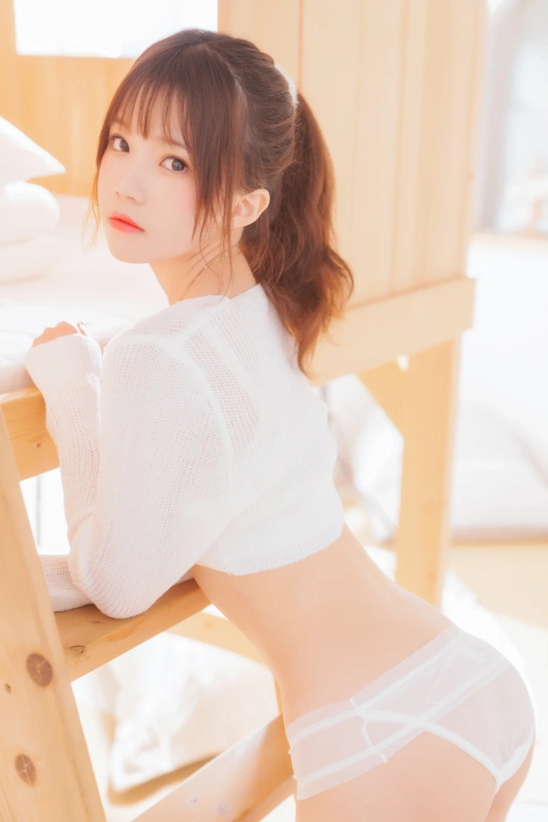 桜桃喵《小白》写真图集 33P｜在线预览与图包下载
