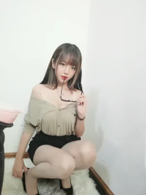 过期米线线喵《肉色丝袜》写真图集 7P｜在线预览与图包下载