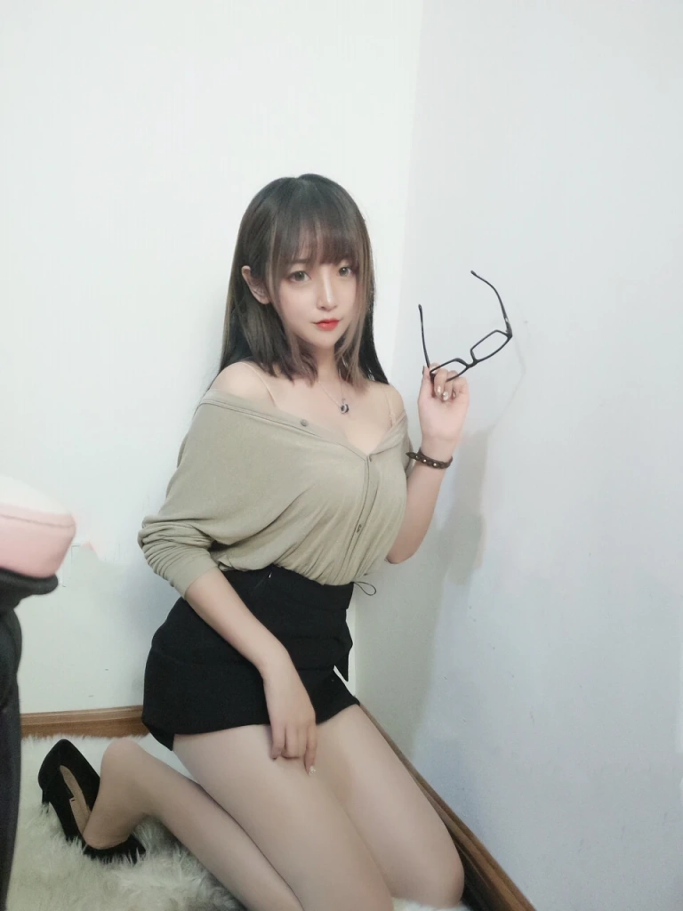 过期米线线喵《肉色丝袜》写真图集 7P｜在线预览与图包下载