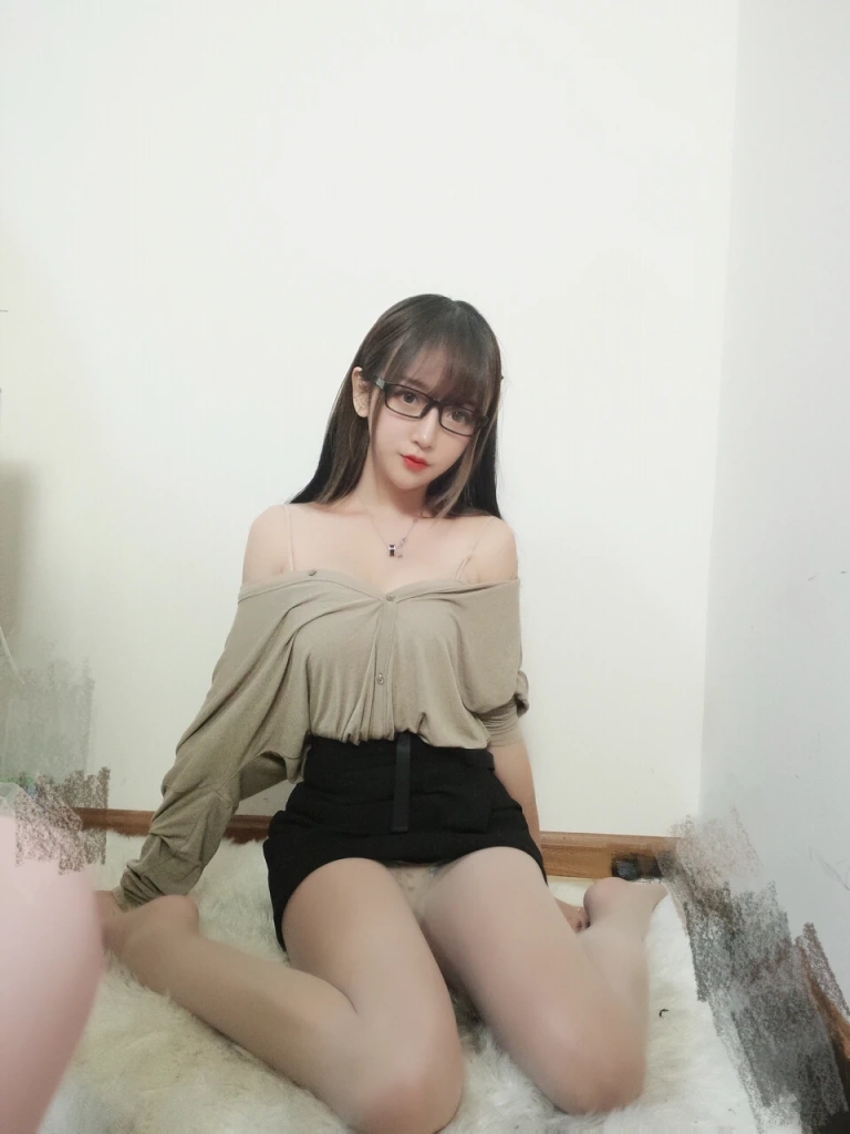 过期米线线喵《肉色丝袜》写真图集 7P｜在线预览与图包下载