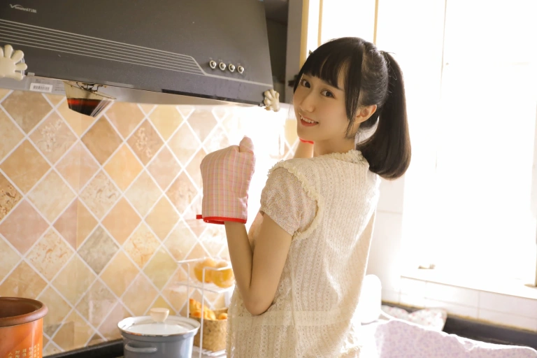 木棉棉《绵相随 厨娘》写真图集 8P｜在线预览与图包下载