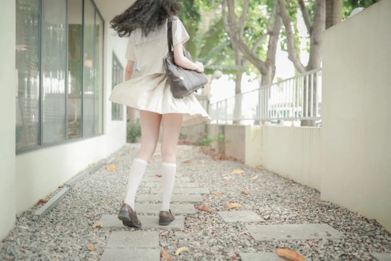 木棉棉《水手服》写真图集 19P｜在线预览与图包下载