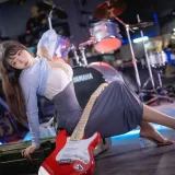 抱走莫子《吉他妹妹》写真图集 50P+1V｜在线预览与图包下载