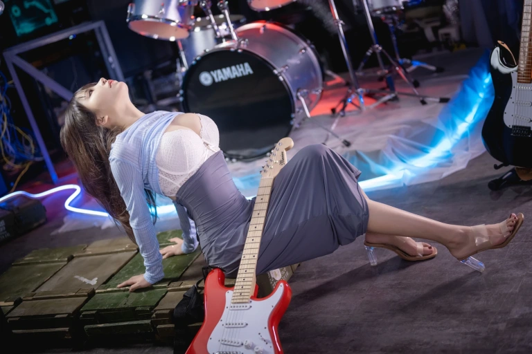 抱走莫子《吉他妹妹》写真图集 50P+1V｜在线预览与图包下载