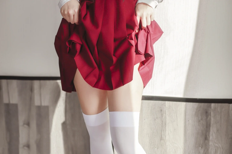 日奈娇(椎名莜)《JK少女红裙》写真图集 28P｜在线预览与图包下载