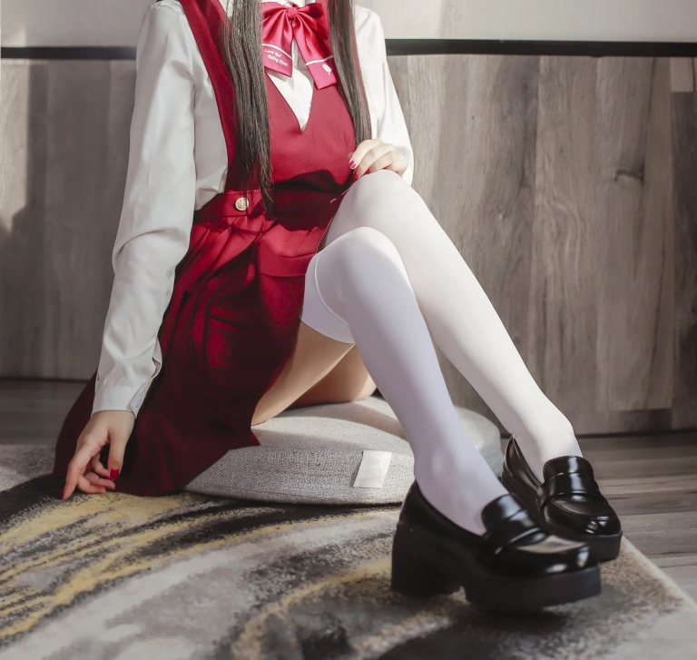 日奈娇(椎名莜)《JK少女红裙》写真图集 28P｜在线预览与图包下载