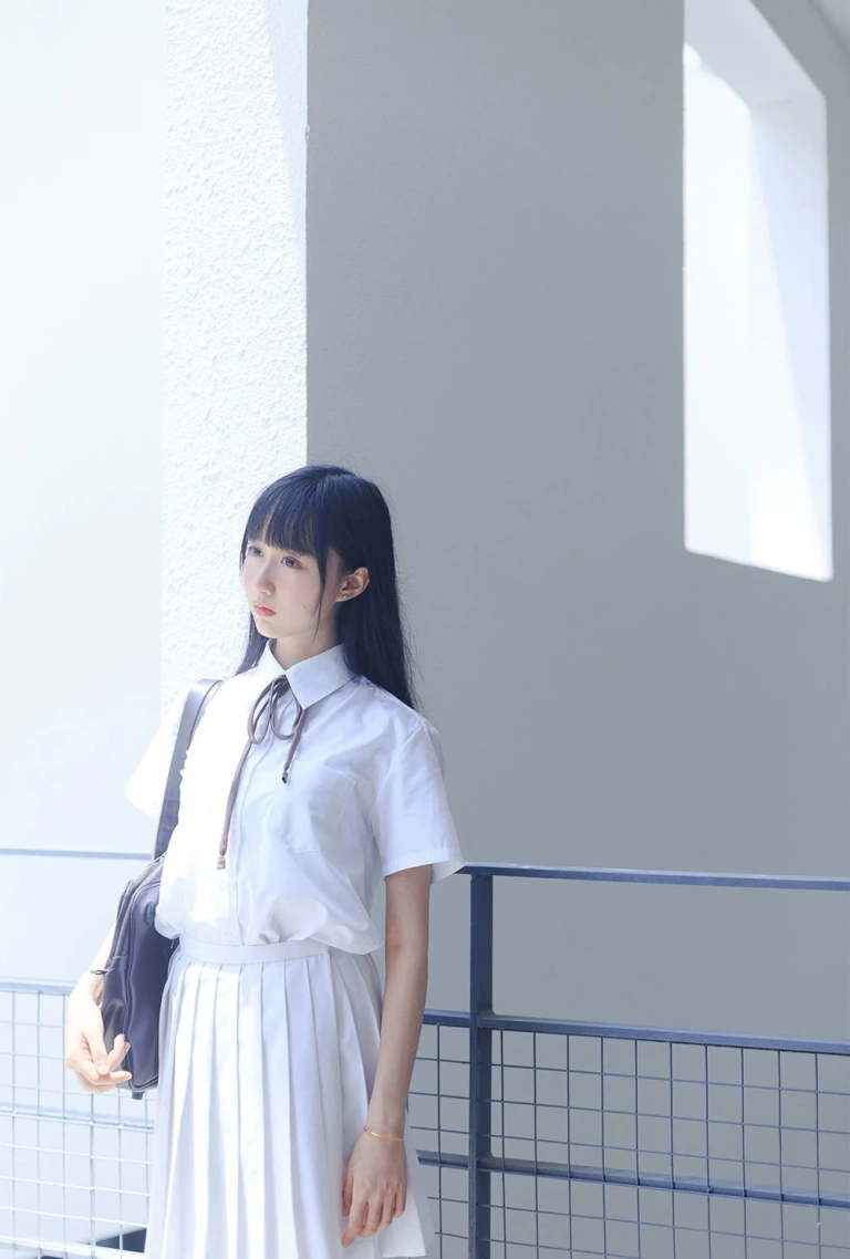 木棉棉《白裙jk》写真图集 35P｜在线预览与图包下载