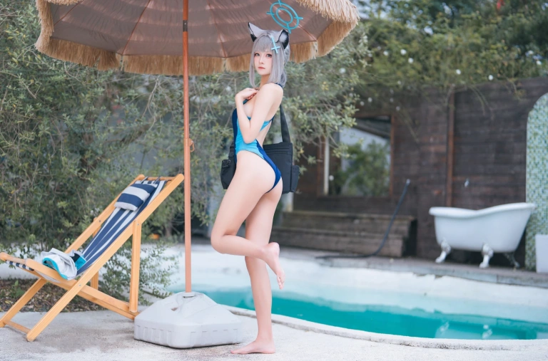 九柒喵《蔚蓝档案 砂狼白子泳装》写真图集 34P｜在线预览与图包下载
