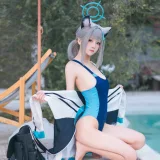 九柒喵《蔚蓝档案 砂狼白子泳装》写真图集 34P｜在线预览与图包下载
