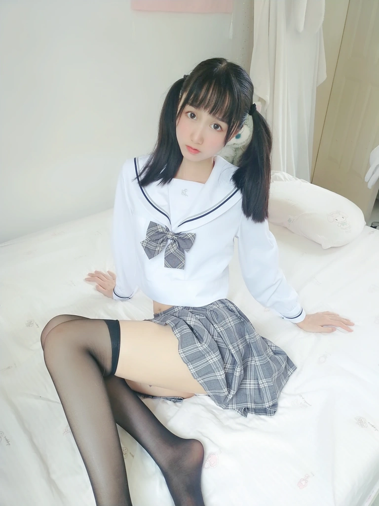 木棉棉《灰格子jk》写真图集 21P+1V｜在线预览与图包下载
