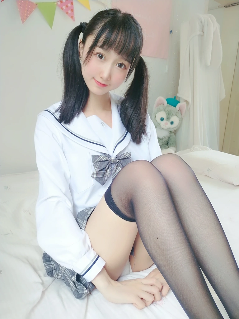 木棉棉《灰格子jk》写真图集 21P+1V｜在线预览与图包下载