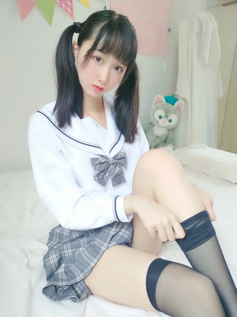 木棉棉《灰格子jk》写真图集 21P+1V｜在线预览与图包下载