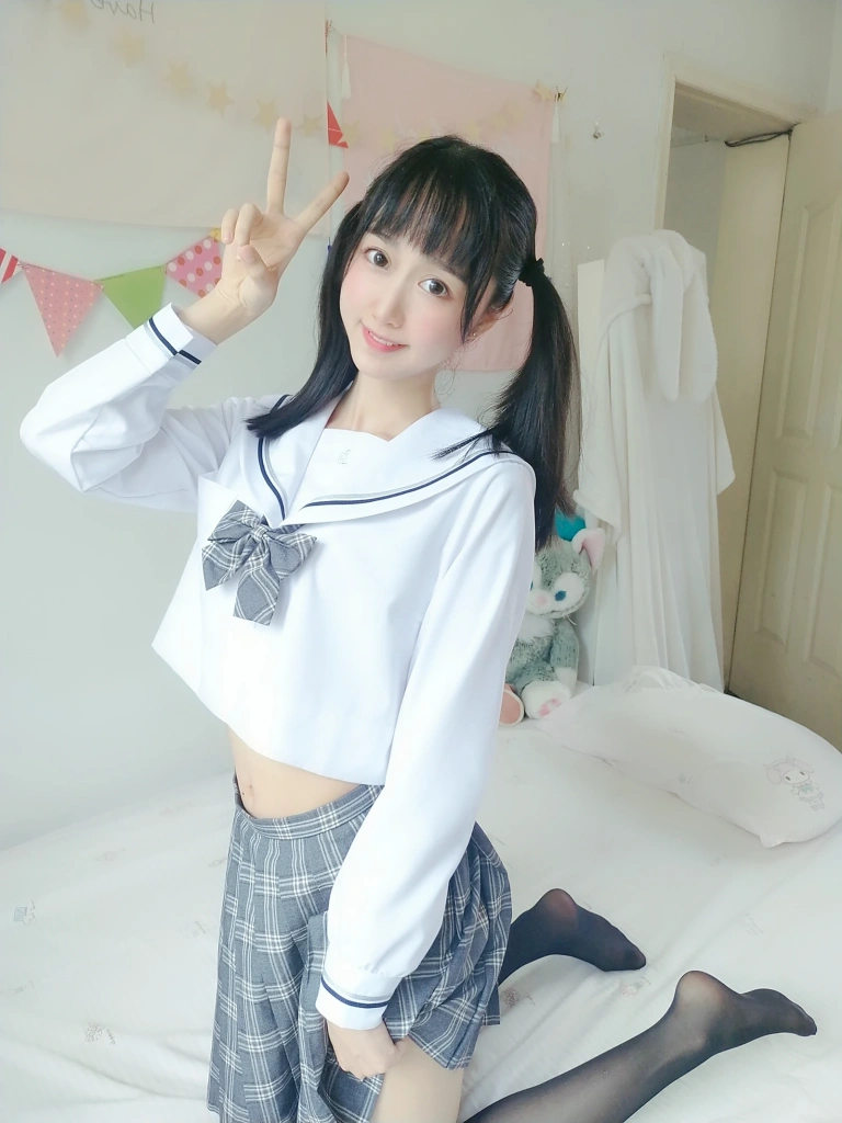 木棉棉《灰格子jk》写真图集 21P+1V｜在线预览与图包下载