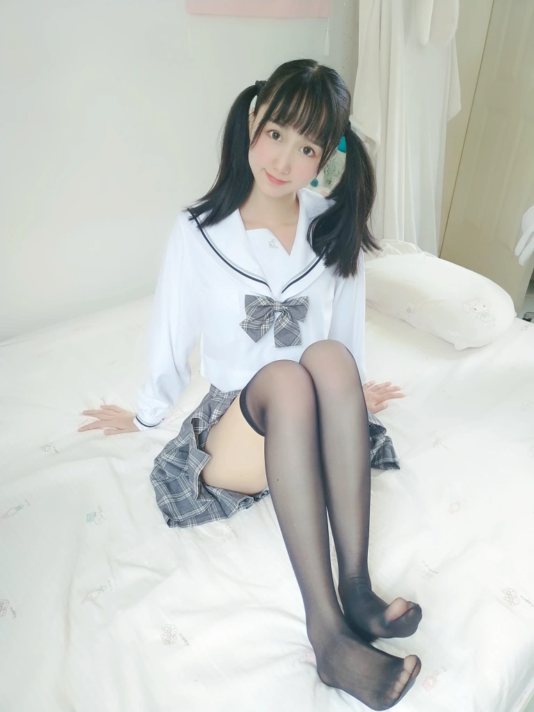 木棉棉《灰格子jk》写真图集 21P+1V｜在线预览与图包下载