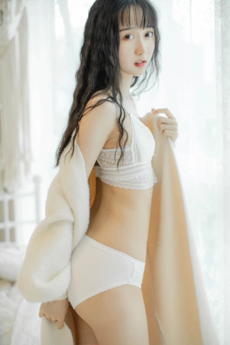 木棉棉《3套内衣电子图》写真图集 30P｜在线预览与图包下载