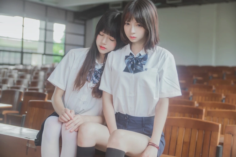 桜桃喵《JK百合1（桜桃喵&疯猫ss）》写真图集 43P｜在线预览与图包下载